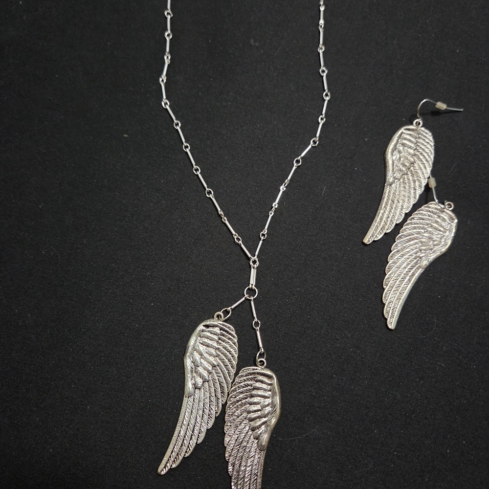 Arizona Jean Company Silver Wing Necklace Set